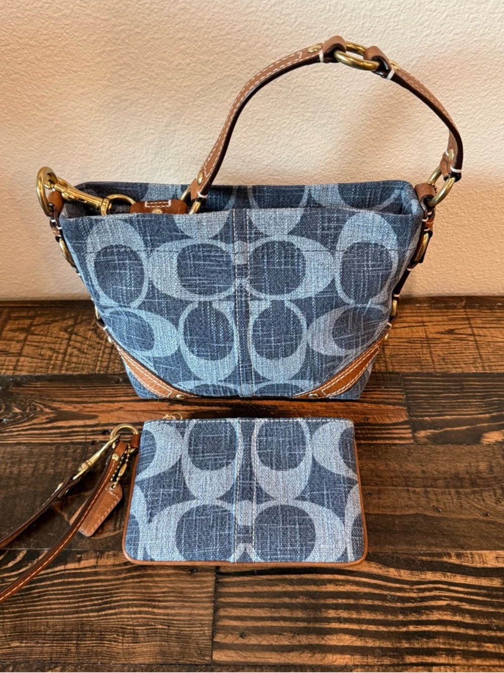 **RESERVED FOR jordy46** COACH SMALL BAG AND WRISTLET - Picture 11 of 16